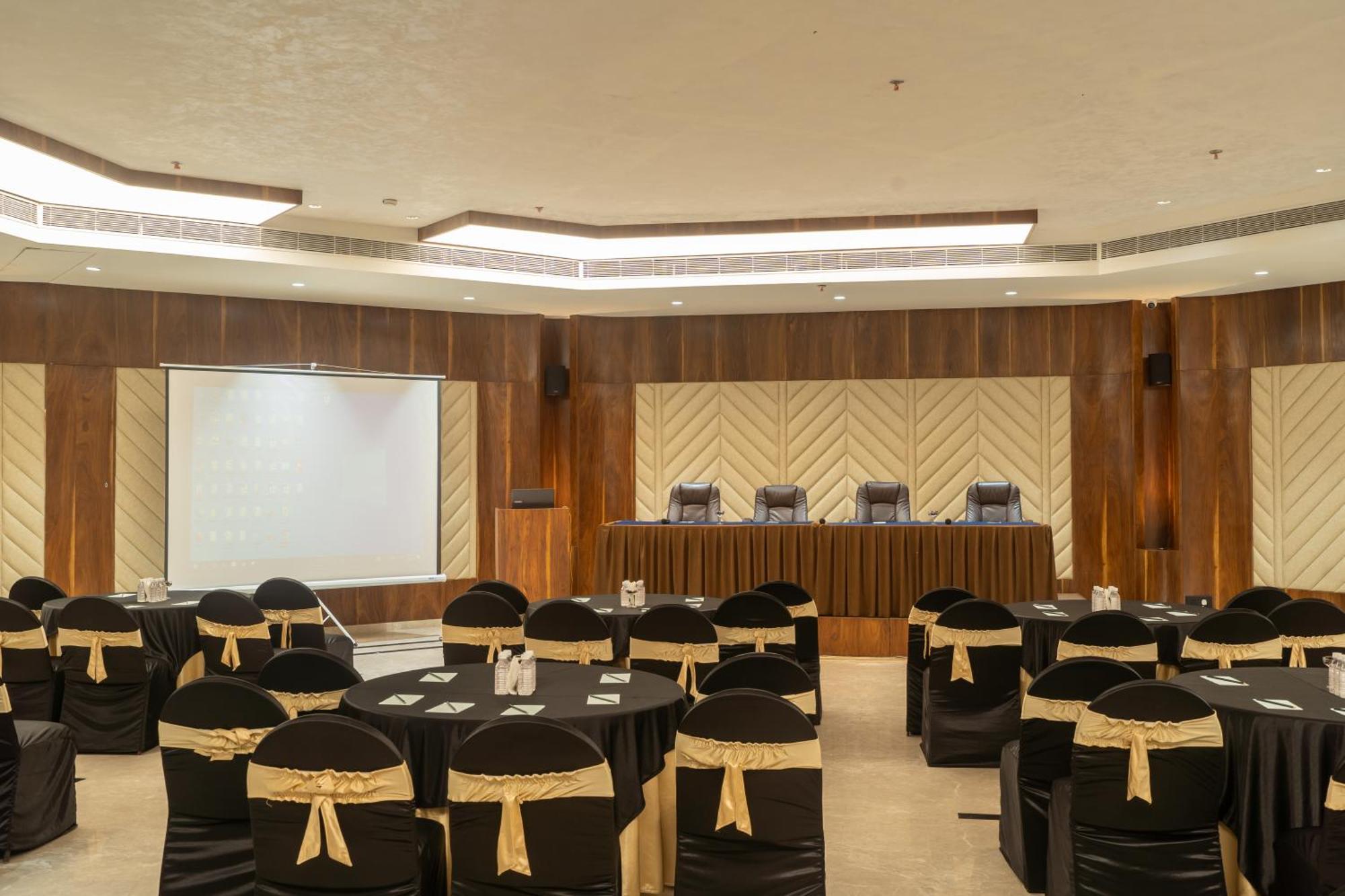 Hotel Mayura Rāipur Zewnętrze zdjęcie